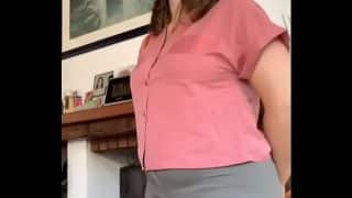 Grosse chatte dans un pantalon bien serré